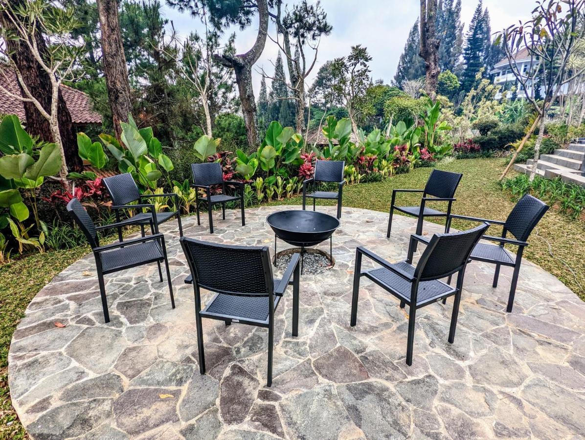 Cottonwood Exclusive Villa @Lembang Asri - Jacuzzi Playground Netflix Billyard Kültér fotó